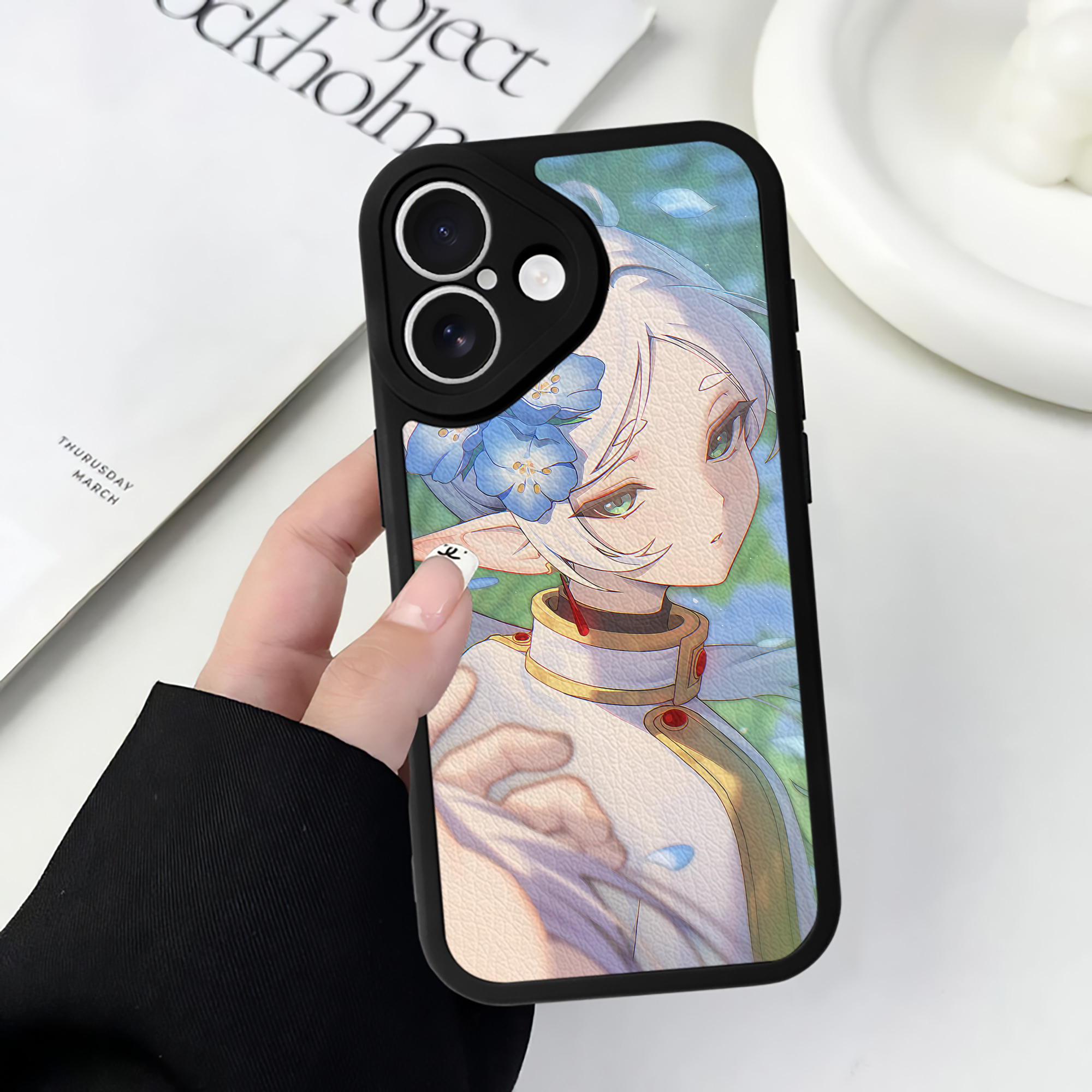 （画像用） 葬送のフリーレン Frieren 【iPhone 16シリーズ対応】シリコンスマホケース（レザー調） 材質：シリコン